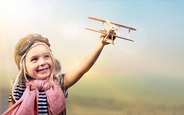 Ребенок с самолетиком