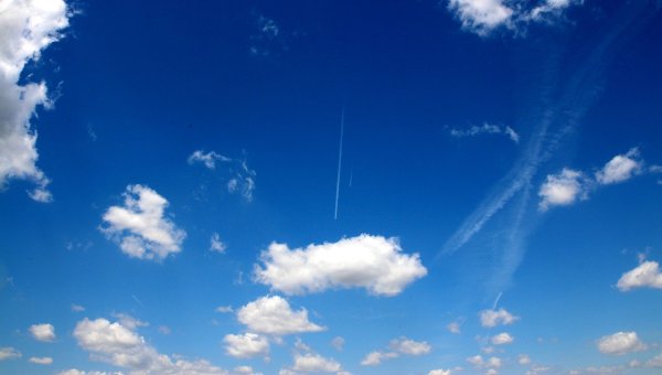 Небо голубое с облаками с земли