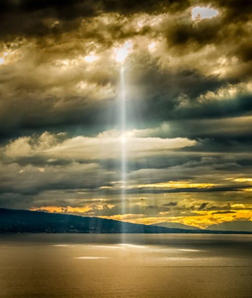 Лучи солнца сквозь облака