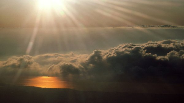 Лучи солнца через облака