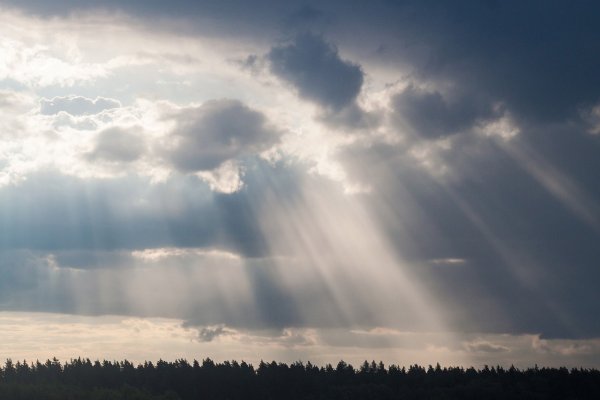 Солнце сквозь тучи