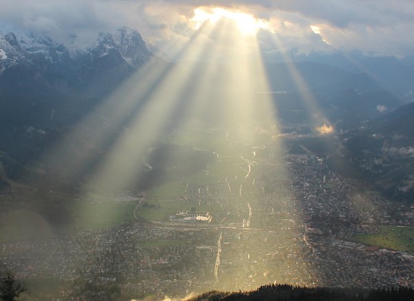 Лучи солнца сквозь облака