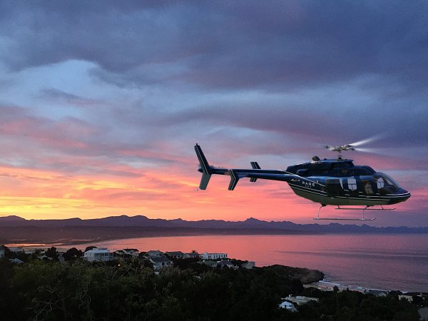 Вертолет в ночном небе