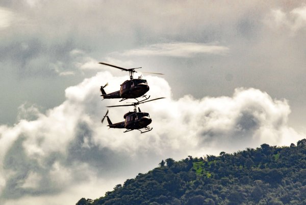 Много вертолетов в небе