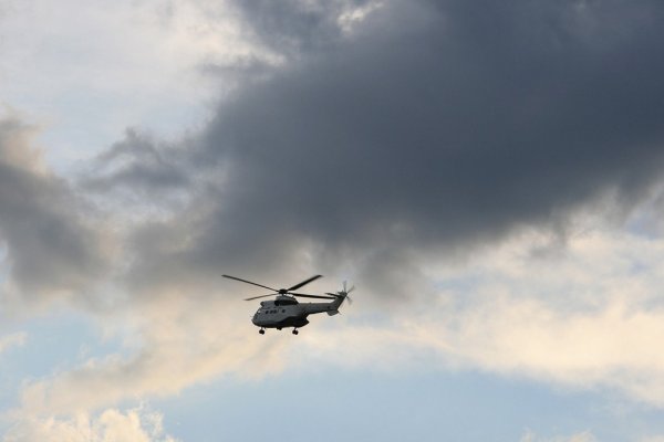 Военный вертолет в небе