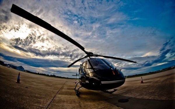 Красивый вертолет