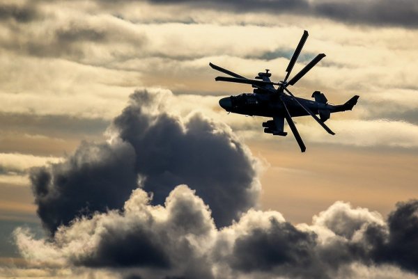 Боевой вертолет в небе