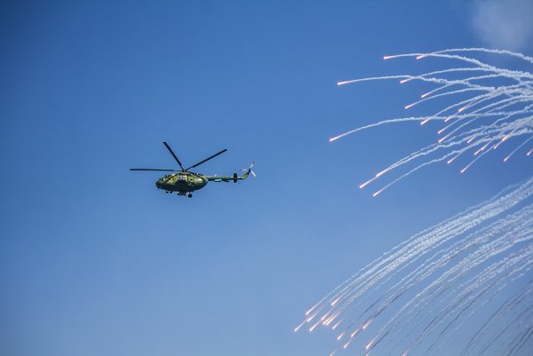 Вертолет в небе