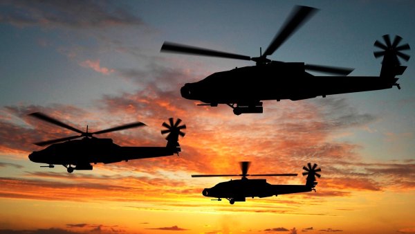 Вертолет ми8 над городом