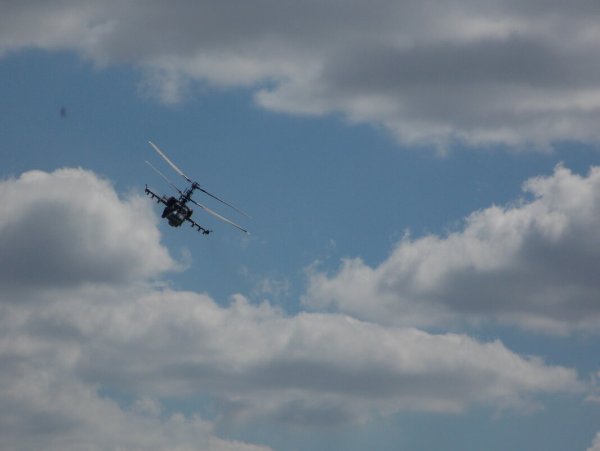 Боевой вертолет в небе