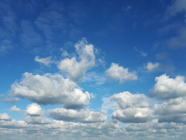 Утреннее голубое небо