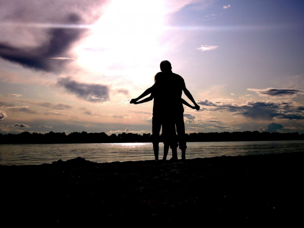 Влюбленные у костра