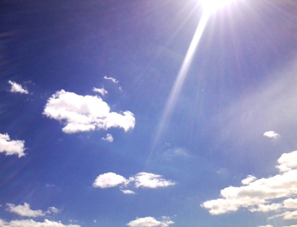 Небо с солнечными лучами