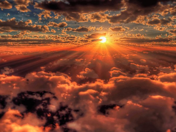 Лучи света сквозь облака