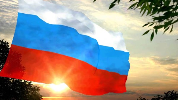 Флаг России на фоне неба