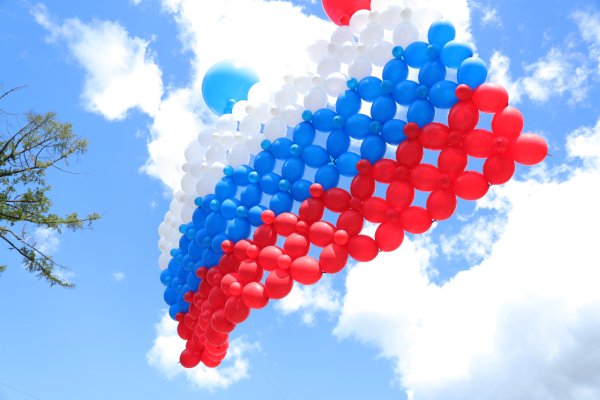 Шары Триколор в небе