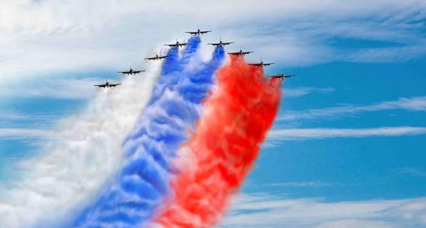 Самолет с российским флагом