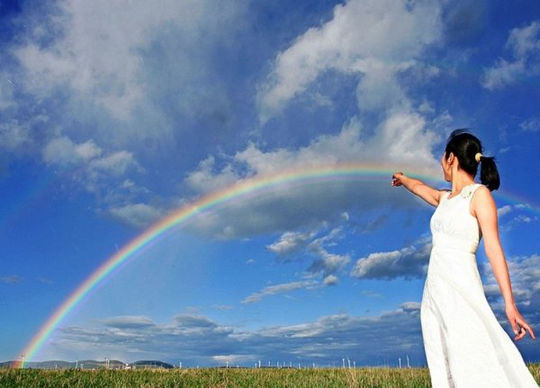 Человек на фоне радуги