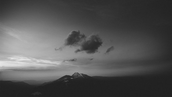 Черно белое небо