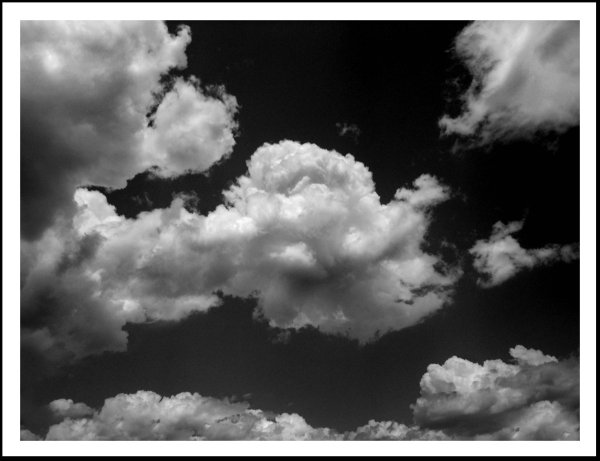 Облака на черном фоне