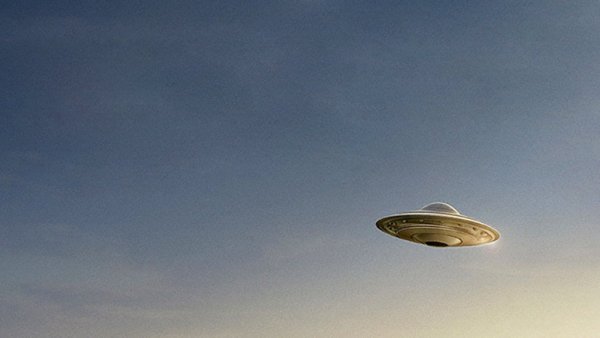 Летающая тарелка в небе