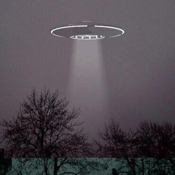 Летающая тарелка в небе
