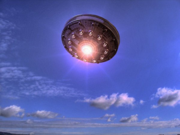 Летающая тарелка похищает