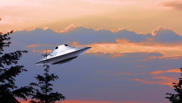 Летающая тарелка в небе