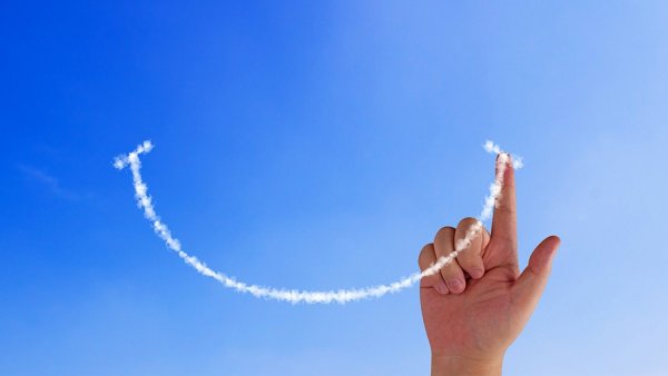 Улыбка на фоне неба