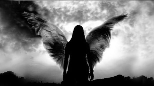 Ангел с крыльями в темноте