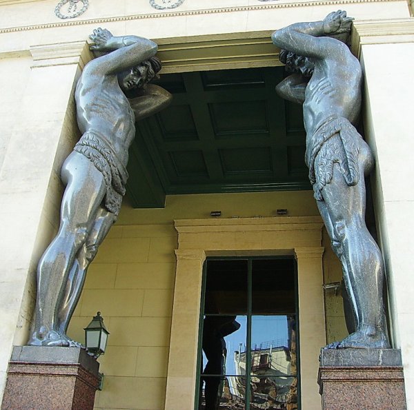 Атлант подпирает небо