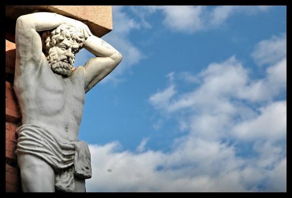 Атланты колонны Греция