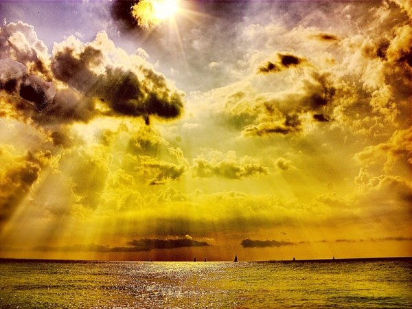 Золотые края облаков и золотое