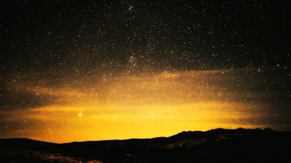 Желтое небо ночью