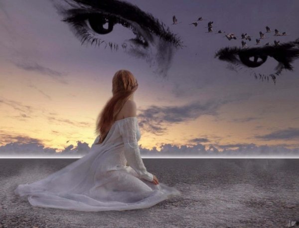 Девушка идет по лестнице