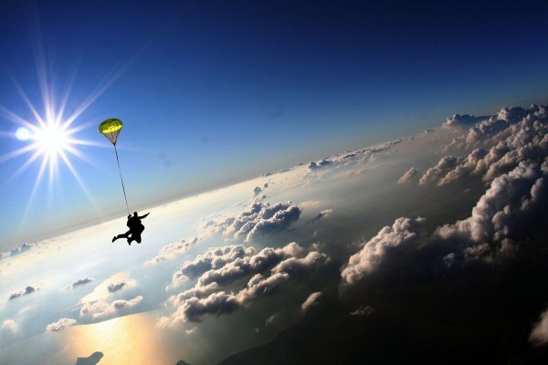 Парашютист над облаками