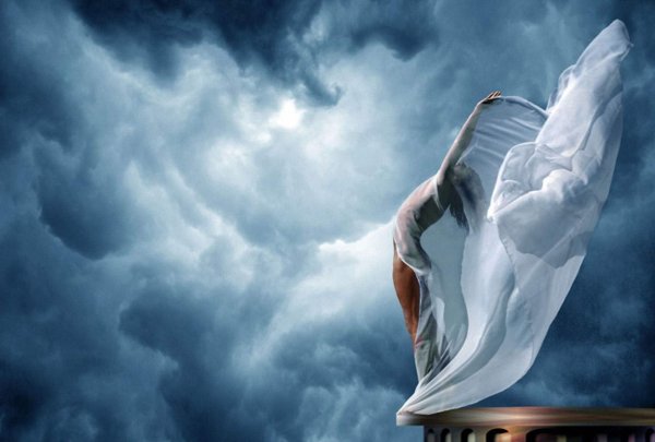 Человек с крыльями в небе