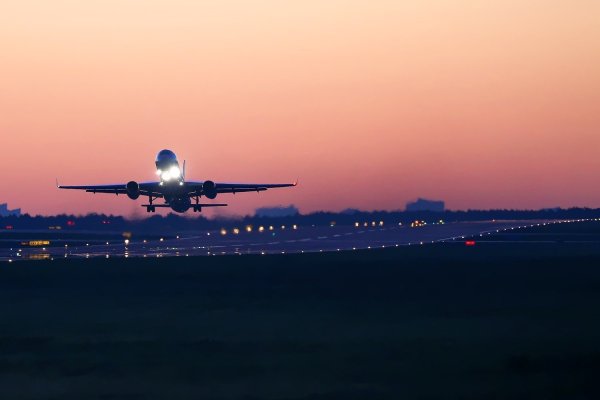 Самолет взлетает на закате