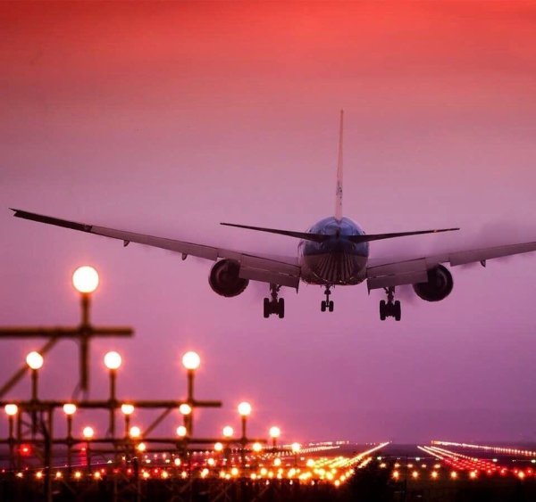 Самолет взлетает на закате