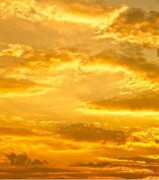 Желтое небо с облаками