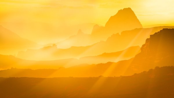 Желтый закат горы