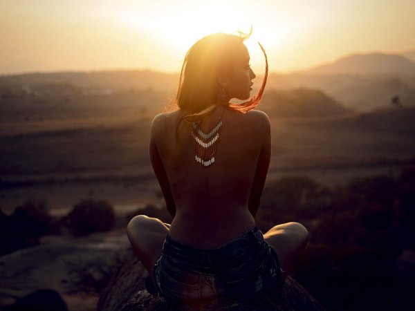 Девушка сидит спиной