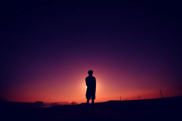 Парень на фоне ночного неба