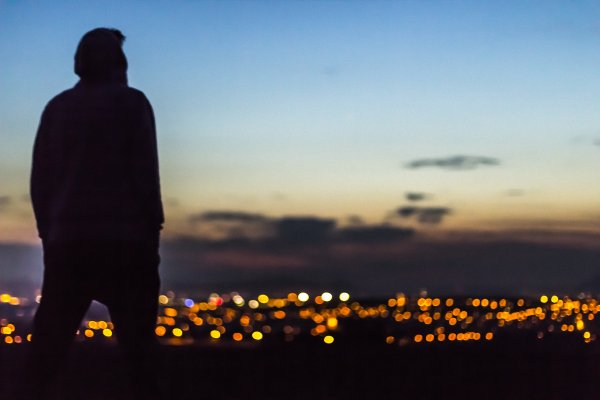 Закат человек со спины