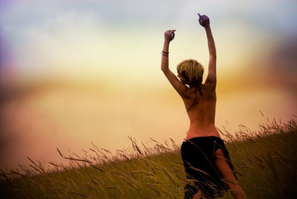 Девушка танцует в поле