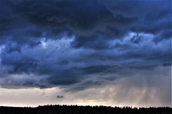 Пасмурное синее небо