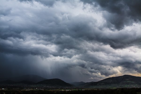 Пасмурное небо в горах