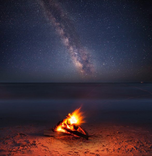 Костер и звездное небо