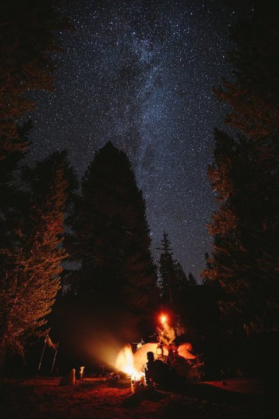 Костер и звездное небо