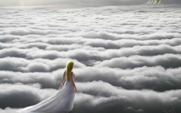 Девушка идет по облакам